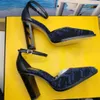 Klackar klänning sko designers sandaler mode tryckt tyg patent läder 9 cm hög häl