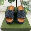 Luxe Pantoufles Sandaler Herr Damtofflor Designer Plattformssandaler Trendiga Vogue Damer Casual Slides Mockaläder Platta gummisandlar Sandlas Pooltryckt