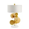 Lampade da tavolo Lampada moderna con base in marmo chiaro Foglia di metallo dorato Soggiorno creativo Camera da letto Studio Decorazione d'interni