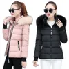 Piumino da donna Parka invernale Parka da donna Giacca con collo in pelliccia Cappotto base con cappuccio Addensare Giacca da donna Calda imbottita in cotone Capispalla corta da donna 221010