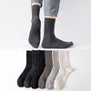 Chaussettes masculines de haute qualit￩ arrient les couleurs solides respirantes compression de l'homme noir blanc long pour le cadeau pour hommes