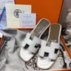 Terlik Yaz Sandalet Kadın Oran 2022 Terlik Sandal Düz Tasarımcı Hermee Moda Dipli Giyim Plaj Kelime O1ZT