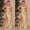 新しいゴールドワンショルダーサテンロングブライドメイドドレス 2023 シャーリングハイスプリットスイープトレイン結婚式のゲストメイドオブオナードレス
