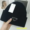 Winter Desingers Bucket Hat Luxurys Widehat tinta unita lettera outdoor donna berretti cuffia uomo testa caldo cashmere berretto teschio lavorato a maglia camionista cappelli aderenti guanti