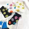 Herrensocken, Happy Girl, neue Crew-Socken, hübsch, niedlich, viele bunte Regenbogen-Lächeln, lächelnde gelbe Gesichter, Straßenmode, Baumwollsocken, T221011