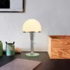 テーブルランプデスクランプデザイナーバウハウスノルディックベッドルームベッドサイドリビングルーム用シンプルなガラス