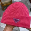 2022 Luksusowy klasyczny projektant Winter Hats w stylu czapki czapki mężczyźni i kobiety moda uniwersalna odwrócona trójkątna dzianinowa czapka out2444809