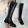 Klassische Damen-Winterstiefel. Top-Qualität, schwarzes Echtleder, niedrige Absätze, kniehohe Stiefel