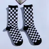 Chaussettes pour hommes Korea Harajuku Trend Femmes Checkerboard Geometric à damier Skateboard Men Hop Hop Unisexe Streetwear Novelty T221011