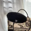23SS 4Color Luxury Fashion Designer Cashmere Women Berets Cap Lady Recreation Automne Wincm Windproof Bonnet Hats Warm2877310444391