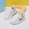 Babyschoenen Herfst Babyschoenen Leer Peuter Jongens Meisjes Sneakers Schattige beer Zachte zool Wit Tennismode Kleine kinderschoenen 1525 221011