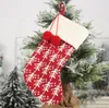Prezent na dzianiny świąteczne pończochy świąteczne ozdoby drzewa czerwone i białe słodycze w torbie na prezent skarp