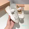 2022 NOWOŚĆ BUTY MADY KOBIET SILKOWY ARYANINY GÓRKA BALET FLATS BUSTLY Piękne designerskie buty Square Towce Slip na Spring Top Quality