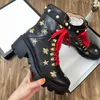 Дизайнерские женщины сапоги лауреат Martin Boot Flamingos Love Arrow Medal Shoes Winter Leather обувь грубые высокие каблуки