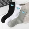 SOCKS Designer Lüks Prad Klasik Mektup Üçgen Moda Demir Standart Sonbahar ve Kış Saf Pamuk Yüksek Tüp Çoraplar 3 Çift