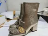 2022 Yeni Yüksek Topuklu Botlar Tasarımcı Yumuşak Cowhide Sonbahar Kış Kaba Topuk Kadın Ayakkabı Gerçek Deri Fermuar Moda Mektubu Metal Toka Topukları