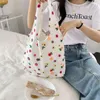 Sacos de compras Saco de ombro de flores bordadas de renda Mulheres de grande capacidade Bolsa de malha ecológica para malha de verão