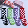 Chaussettes pour hommes Korea Harajuku Trend Femmes Checkerboard Geometric à damier Skateboard Men Hop Hop Unisexe Streetwear Novelty T221011