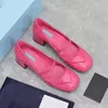 Классические туфли Дизайнерские сандалии на плоской подошве Модные женские туфли на низком каблуке с босоножками Ретро-лоферы Удобные тапочки на платформе Треугольные кожаные блестящие лоферы