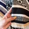 Designer letter sjaal voor vrouwen wollen moerbei zijde en kasjmier blend stof met heldere randleidingen en nette vierkante sjaals grote sjaaldeksel dekenjas houd warm.
