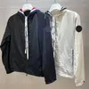 Designer Trench Coats Mulheres Fita Carta Leve Com Capuz Protetor Solar Casal Bordado Crachá Cor Zíper Solto Jaqueta Respirável