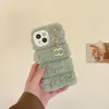 Роскошные дизайнерские чехлы для телефона Fashion Furry Case с металлическим подвеской Phonecase Winter Shockper Shell для iPhone 14 Pro Max 132572641