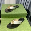 Klassiska herrtofflor Stor sommar Gummibottnad damsko strand Slides bokstav Platt tofflor designerskor Metallknappsandaler Lazy lady Loafers Flip flops storlek 34-45