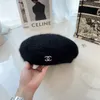 23SS 4Color Luxury Fashion Designer Cashmere Women Berets Cap Lady Recreation Automne Wincm Windproof Bonnet Hats Warm2877310444391