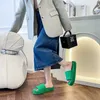 신발 슬리퍼 병 Bottess Venetas의 디자이너 패션 한국 수건 녹색 슬리퍼 착용 모직 새 신발 여성 깊은 튀김 거리 th 로고