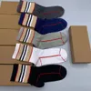 Diseñador de lujo de moda Calcetines para hombre Calcetín largo de algodón Hombres Casual Ropa interior deportiva a cuadros en caja 5 pares