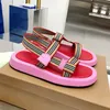 Sommar ny sandaler designer tofflor strand kvinnor skor svart vit höjande 5 cm tjock botten växel ihålig sandal lyx toffel kvinnor glidbanor35- 43