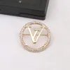 23SS 2Color Designer v Letter Brouches 18k Gold Brooch Crystal Suit Pin Small Sweet Wind Jewelry Accessorie Marry Wedding Party Gift