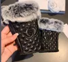 Luxuriöse fingerlose Handschuhe aus Schaffell-Leder für Damen. Designer-Damen-Winter-warme karierte Fahrhandschuhe aus echtem Leder