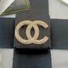 Mujeres de lujo Diseñador Marca C-Letra Broches 18K Chapado en oro Incrustaciones Cristal Rhinestone Joyería Broche Encanto Perla Pin 2 colores Casarse Boda Fiesta Regalo Accesorio