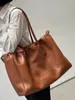 Avondbag Cabas Drawtring Cuir in gladde lederen tas bruin handgrepen schouderdraag decoratieve tekenreeks luxe designer bakken portemonnees