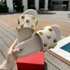 Designer Maxi Spike Slide Stud Sandal Women Platform Studs tofflor Summer Chunky Sole Sole Sole Home Spikes Sandaler Black White Green Leather Flip Flops