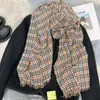 Luxusmarke Frau Winterschal Mode weibliche Schals Kaschmir Handgefühl Winter Wraps Blumengewebe Winter Hijab Plaid Schal8781266