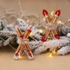 Décorations de Noël Les pendentifs d'ornements en bois sont suspendus aux cadeaux