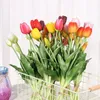 Decoratieve bloemen kunstmatige siliconen 5 hoofden stelen tulpen boeket bloeiende echte touch diy ambacht kamer decoratie feestelijke feestbenodigdheden