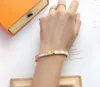 Designarmband Kvinnor Bangle Designer smycken Guldpläterad rostfritt stål bröllopälskare gåva armband grossist