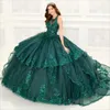 Robe de bal en dentelle verte Hunter Robes de Quinceanera Appliqued Jewel Décolleté Perles Robes de bal Paillettes balayage train Sweet 15 Robe de mascarade