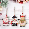 Décorations de Noël Les pendentifs d'ornements en bois sont suspendus aux cadeaux