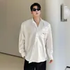 Mäns casual skjortor skjorta män bälte dekoration lång ärm lös koreansk streetwear vintage chic manlig scen mode show blus