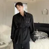 Mäns casual skjortor skjorta män bälte dekoration lång ärm lös koreansk streetwear vintage chic manlig scen mode show blus