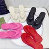 Färgglada chevronmönster gummi flip flops tofflor chevron thong sandal tofflor kvinnor platta pool glider sommarstrandskor