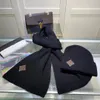 Conjunto de bufanda y sombrero Moda para hombre Damas Otoño Invierno Tablero de ajedrez Letra L Gorra estampada Diseño pop Estiramiento Bufanda a cuadros simple Amantes de dos piezas Bufandas cálidas engrosadas de cachemira