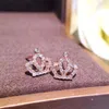 Stud -oorbellen eenvoudige en sprankelende kroon ingelegde ronde voortreffelijke kleine dunne dinervoorstel verloving
