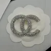 Lusso Donna Uomo Designer Marca Lettera Spille Placcato oro 18 carati Intarsio rotondo Cristallo strass Gioielli Spilla Fascino Perla Pin Sposare Festa di Natale Regalo Accessorie