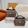 Totes väskor designer läder handväskor kvinnor lyxiga leopard tryck tote väska vintage elegant shopping axel crossbody väskor kvinnlig plånbok 221013