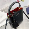 Drawstring Buck Torbası Plaj Tote Çanta Çapraz Koyu Çanta Omuz Çantası Üçgeni Moda Metal Harfleri Çapraz Tahıl Cowhide Düz Ayarlanabilir Kemer Kayışı